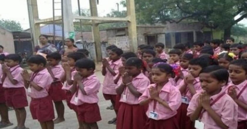 CG सरकार ने स्कूलों में अनिवार्य कीं गायत्री मंत्र समेत 10 प्रार्थनाएं, बच्चों को हर रोज होगा गाना; कांग्रेस को आपत्ति