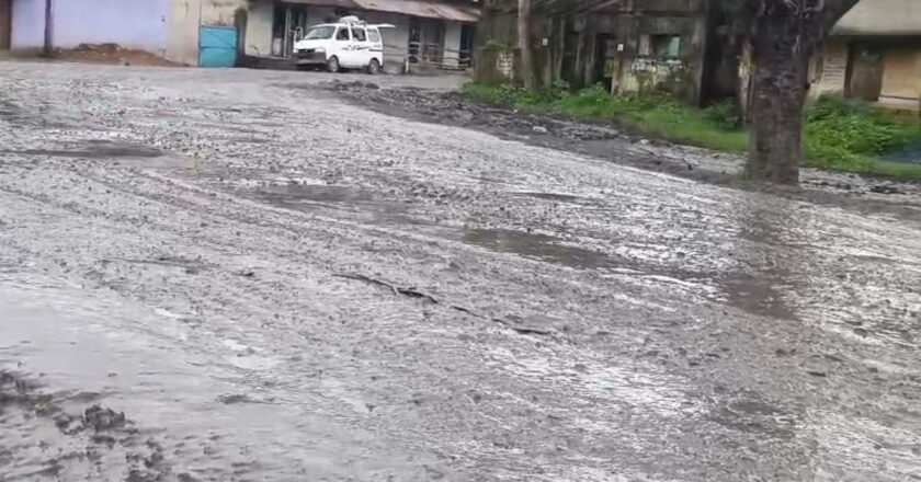 भालूनारा से रॉबर्टसन तक जर्जर सड़क को लेकर फिर होगा अनिश्चितकालीन चक्काजाम