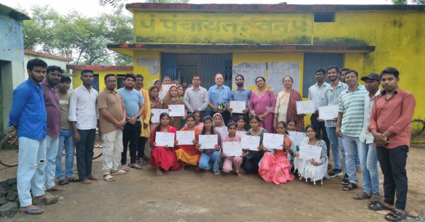 दर्रामुड़ा में एकल ग्रामोउत्थान फाउंडेशन का प्रमाण-पत्र वितरण कार्यक्रम संपन्न