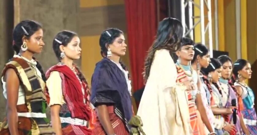 नक्सली कैंप से रैंप तक का सफर; जिन महिलाओं के हाथ में कभी होते थे हथियार, उन्होंने कैट वॉक कर जीता दिल
