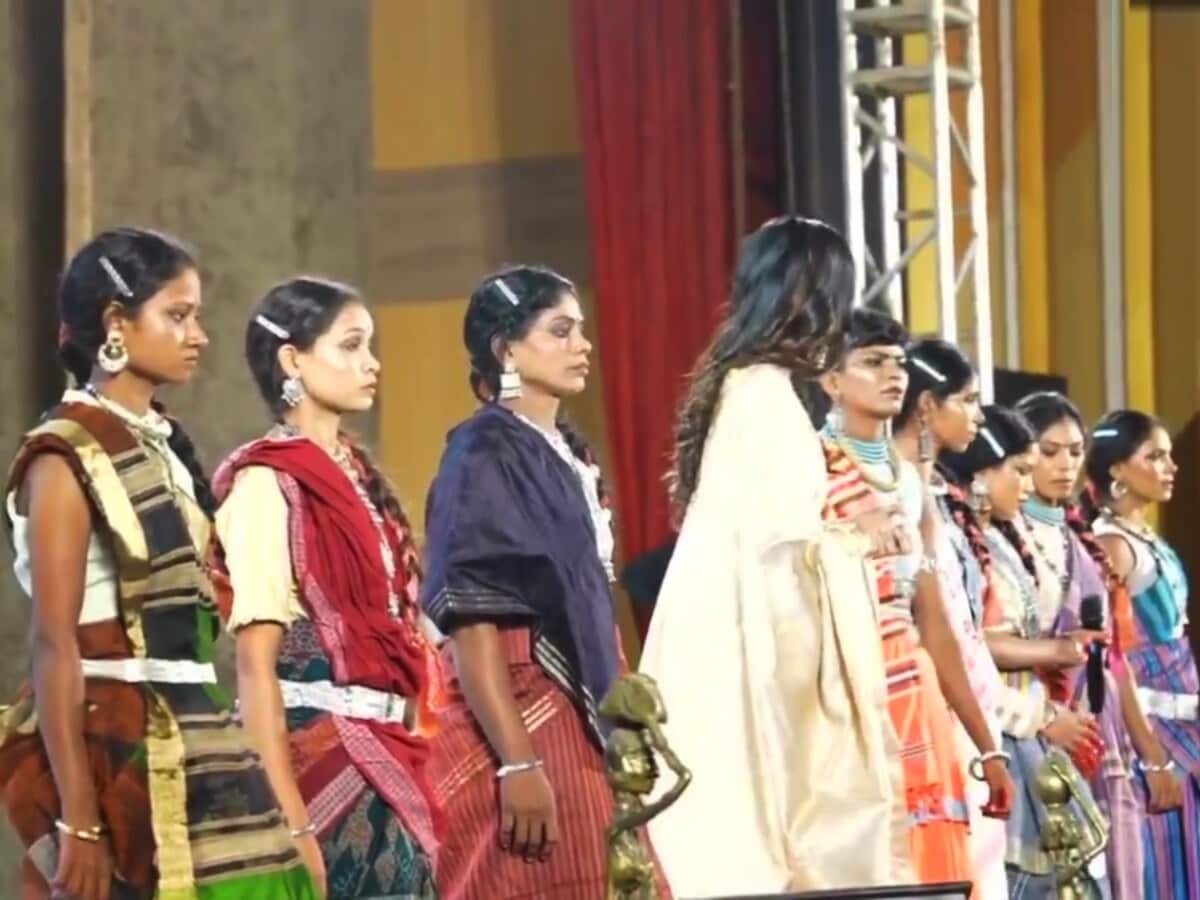 नक्सली कैंप से रैंप तक का सफर; जिन महिलाओं के हाथ में कभी होते थे हथियार, उन्होंने कैट वॉक कर जीता दिल