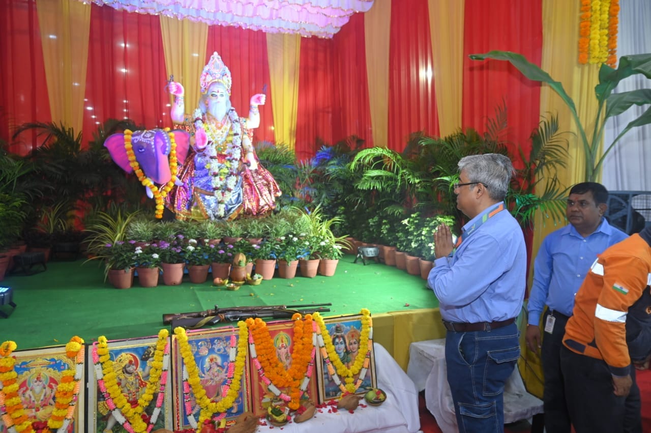 जिंदल स्टील में धूमधाम से मनी विश्वकर्मा जयंती, दर्शन के लिए उमड़ा जनसैलाब