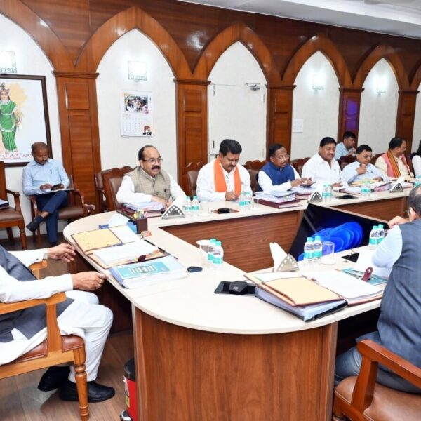 छत्तीसगढ़ में सरकारी कर्मचारियों को बड़ी सौगात, परिजनों समेत मिलेगी कैशलेस इलाज की सुविधा
