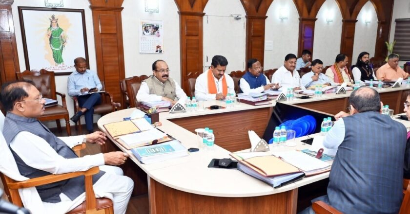 छत्तीसगढ़ में सरकारी कर्मचारियों को बड़ी सौगात, परिजनों समेत मिलेगी कैशलेस इलाज की सुविधा